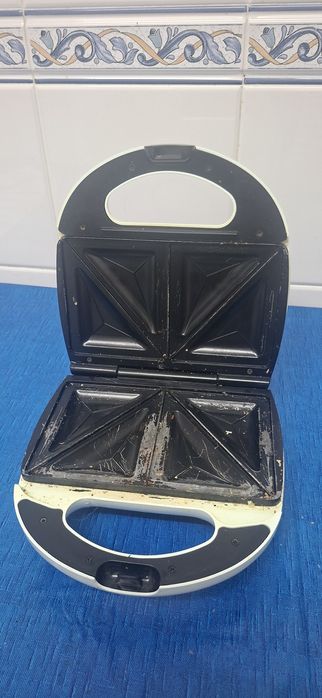 Sanduícheira a funcionar