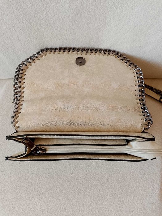 Torebka damska listonoszka imitacja zamszu z metalowym łańcuszkiem.