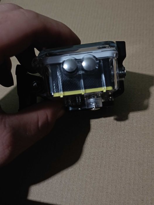 Екшн камера з кріпленням. На шолом