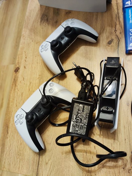 PlayStation 5 z napędem 825 GB zestaw