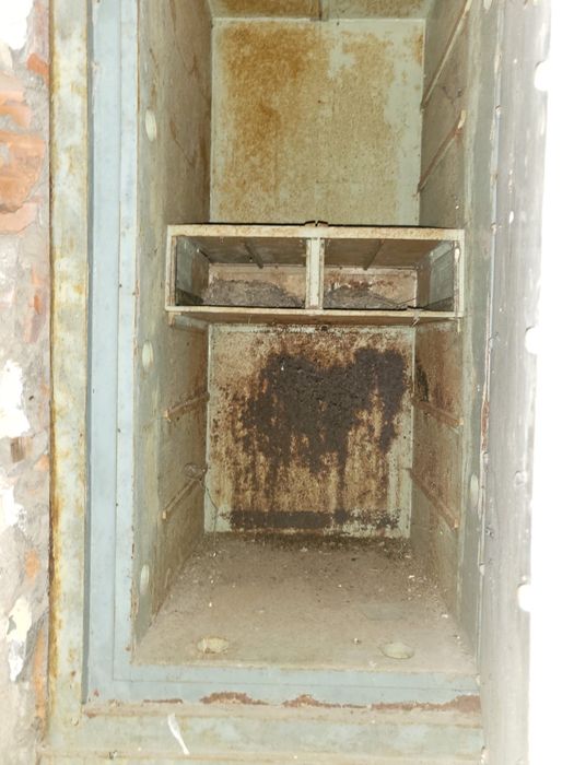 Cofre de aço maciço por restaurar