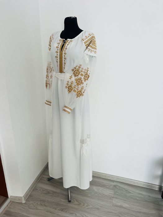 Стильні вишиті сукні