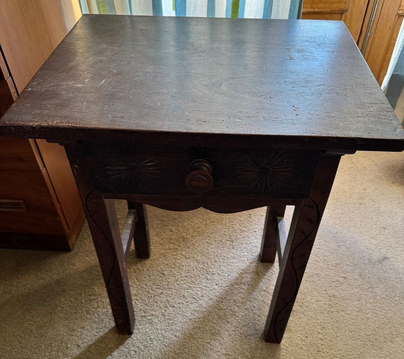 Mesa de apoio antiga em madeira com gaveta
