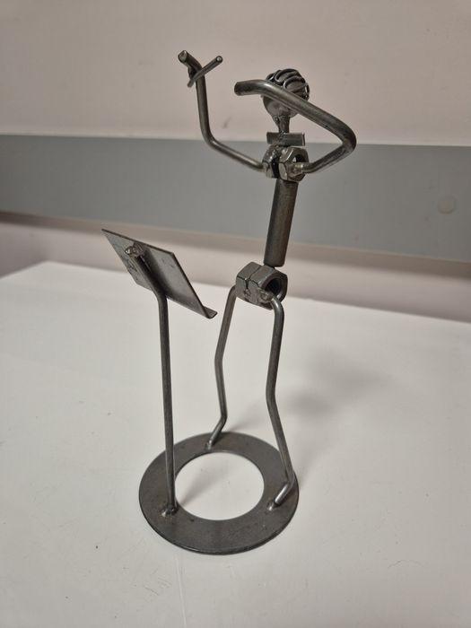 Metalowy dyrygent z recyclingu