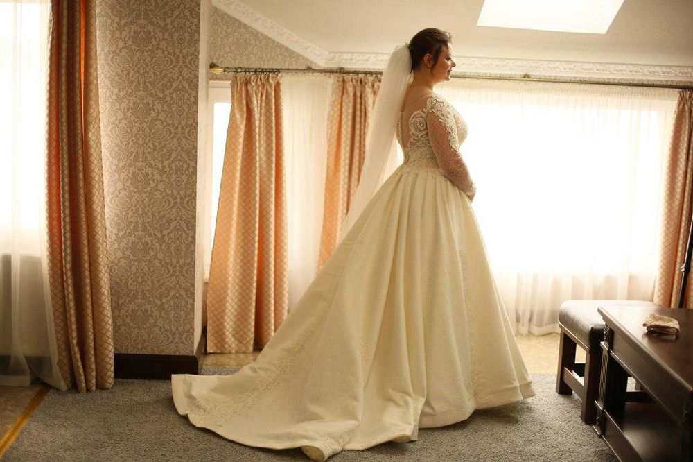 Продаю весільну сукню
