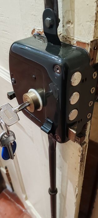 Fechadura de sobrepor com trancas