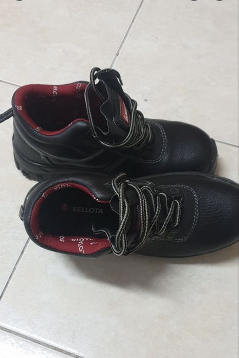 Vendo botas de viqueira de aço novas numero 38 .