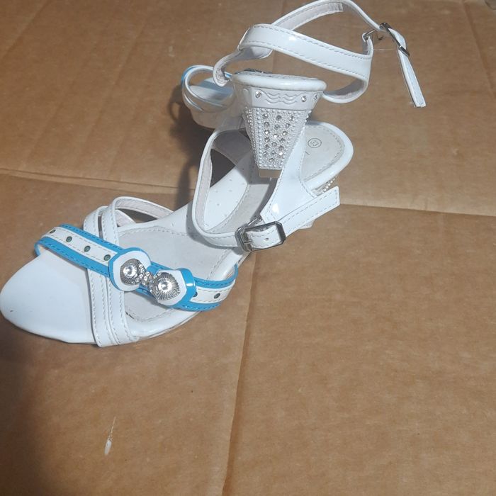 Босоніжки білі з бантиком