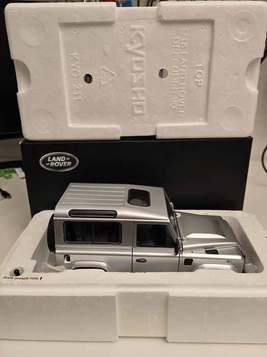 KYOSHO Land Rover Defender 90 Skala 1:18
