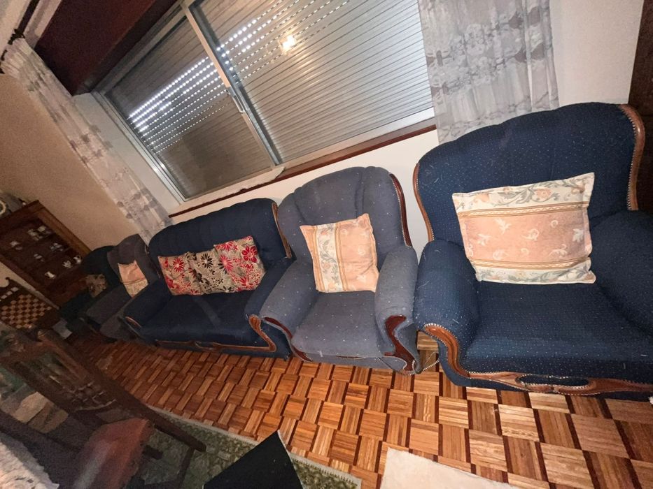 Conjunto de sofá e poltronas