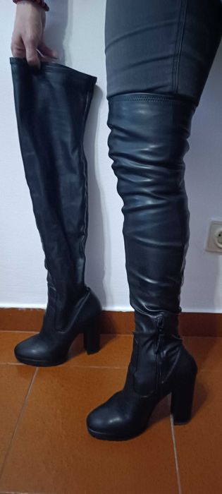 Bota preta alta mulher