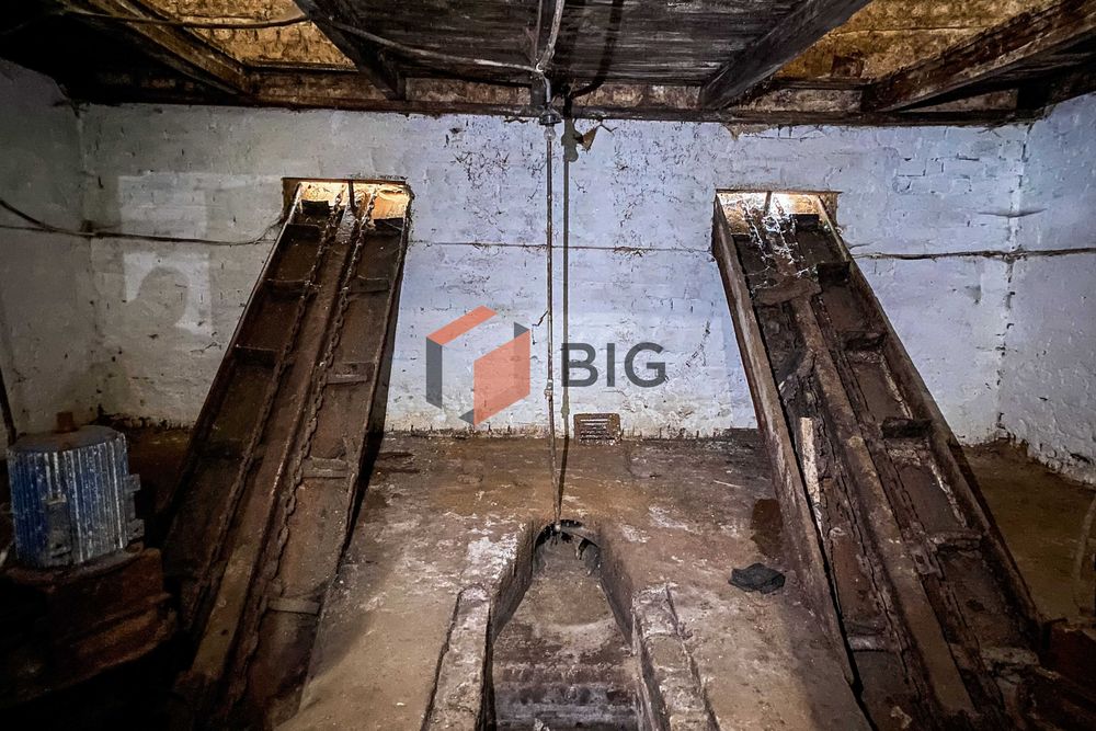 Продається цегляна будівля з повною інфраструктурою