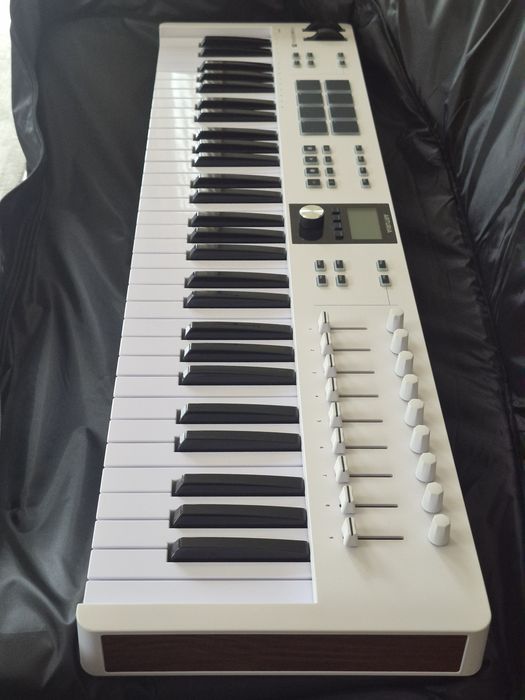 Arturia essential mk3 61 keys white