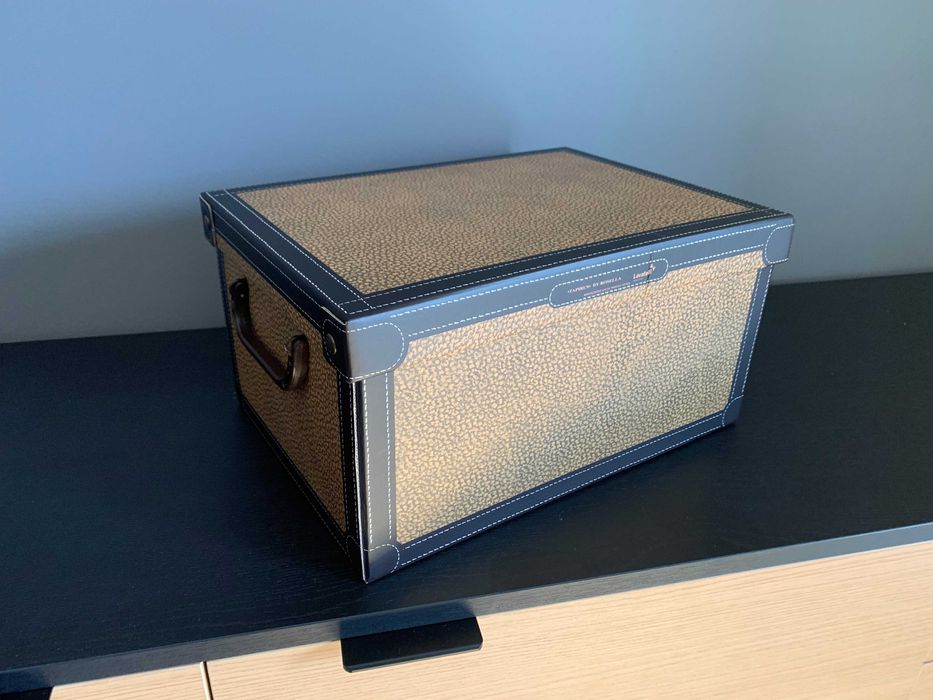 Caixa decorativa em cartão.