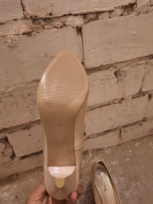 Nowe, beżowe szpilki r.39