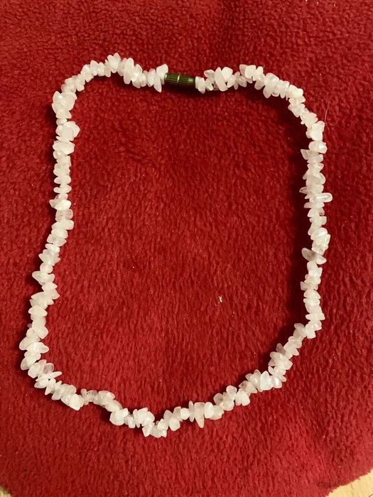 Бусы из натурального камня.
Длина-40 см.
Камень похож на сахарный квар