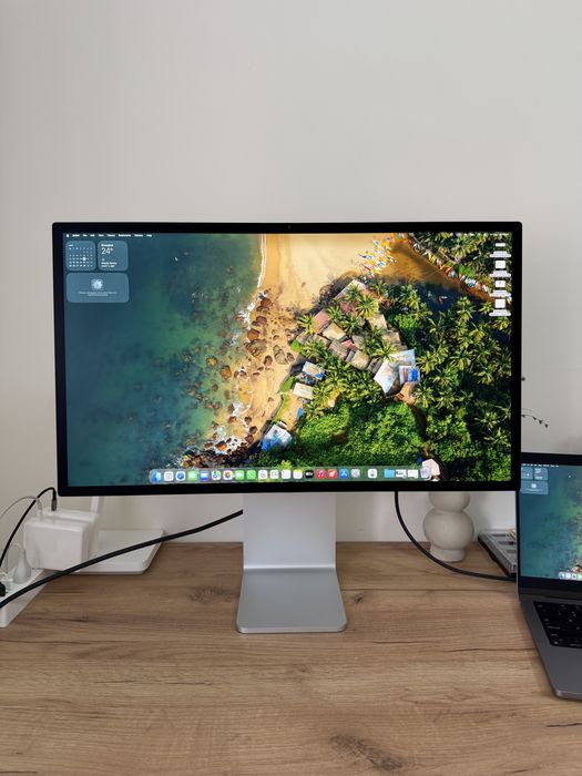 Apple Studio Display A2525 27" 5K Retina with Tilt- and height-adjustable stand / Nano-texture glass