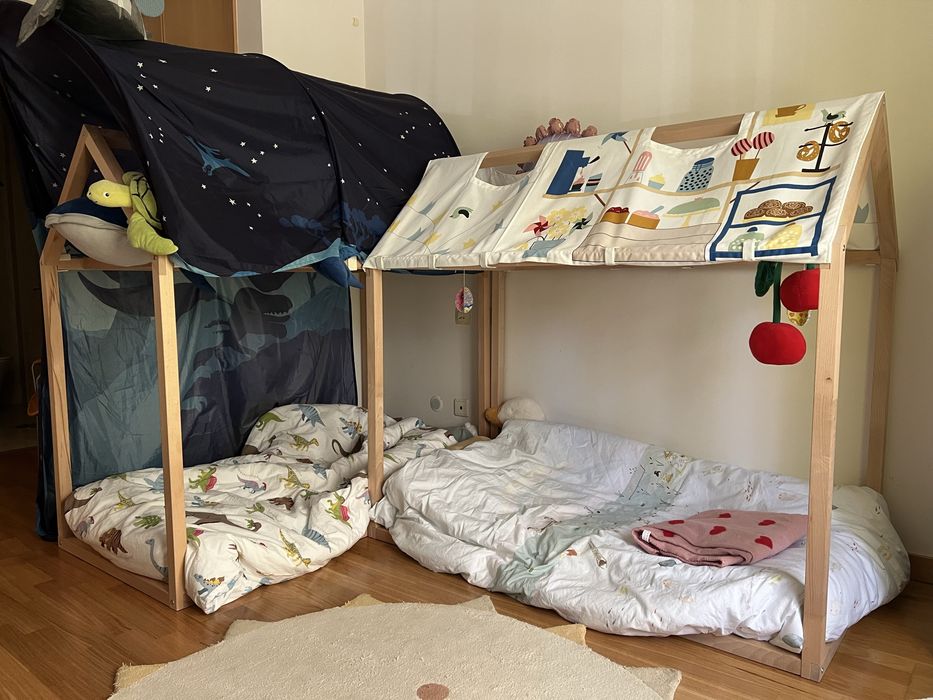 Cama tipo Montessori em madeira natural