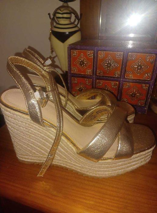 Sandálias de cunha da Stradivarius novas