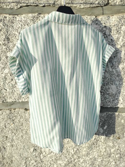 Camisa branca com riscas verdes