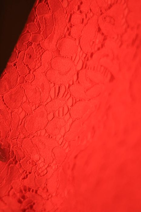 Червона сукня з рукавами