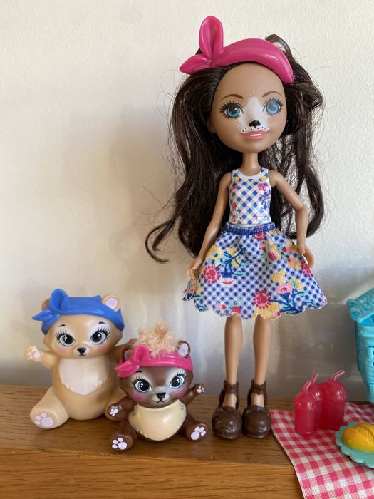 Boneca Enchantimals picnic com acessorios e pets