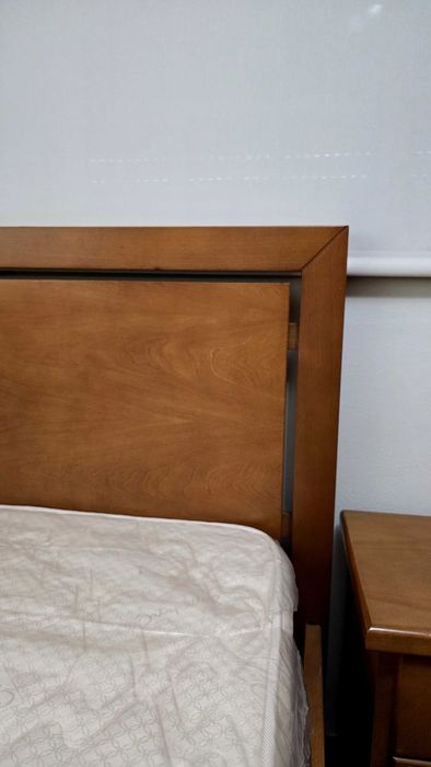 Quarto de Solteiro em Madeira Maciça – Como Novo!