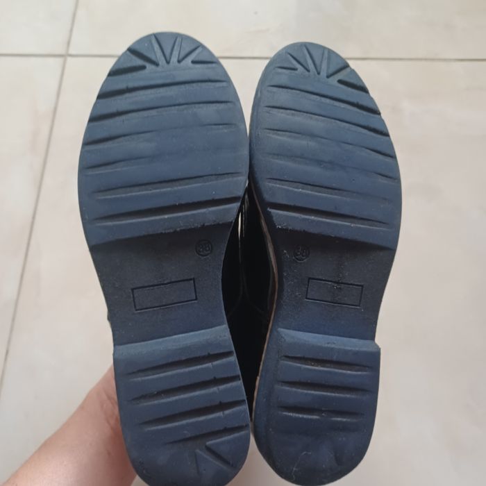 Buty Carinii skórzane lakierowane 38/ salon 549 zł