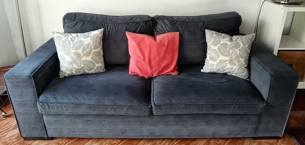 Sofá 3 lugares de cor azul indigo