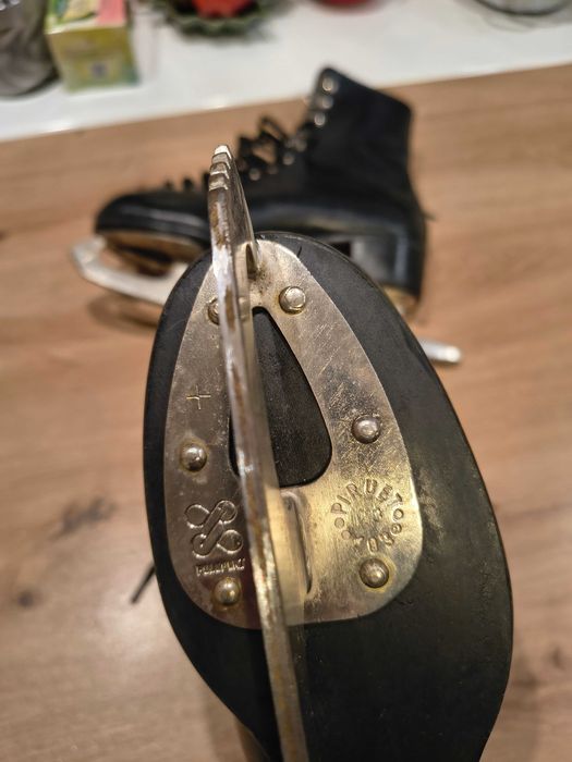 Łyżwy figurowe roz.37 sprzedam