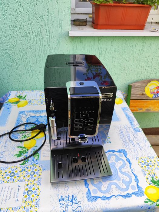 Кофемашина, кавоварка Delonghi Dinamica