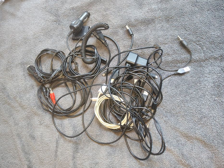 Różne przewody ładowarki HDMI