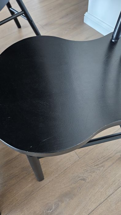 Drewniany stół z krzesłami czarny