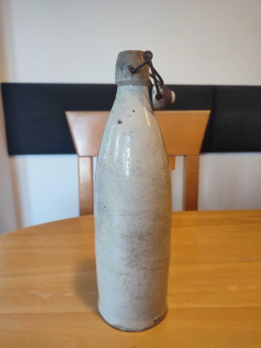 Butelka ceramiczną z tłoczeniem, oryginalnym zamknięciem
