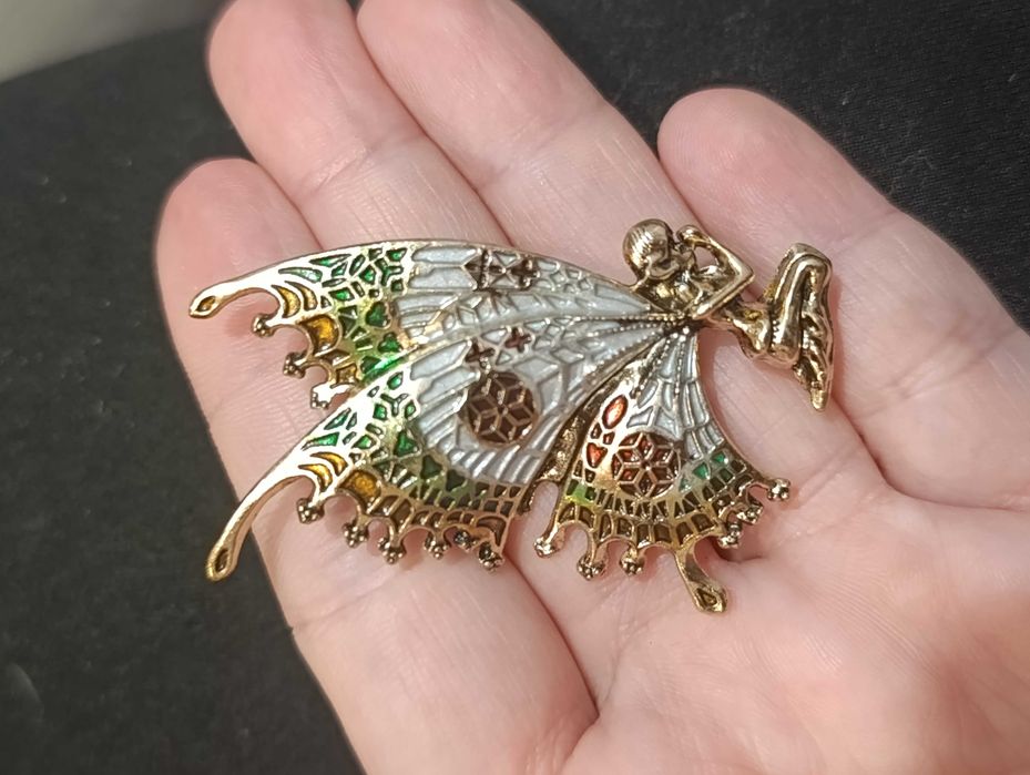 Broszka kobieta motyl elf