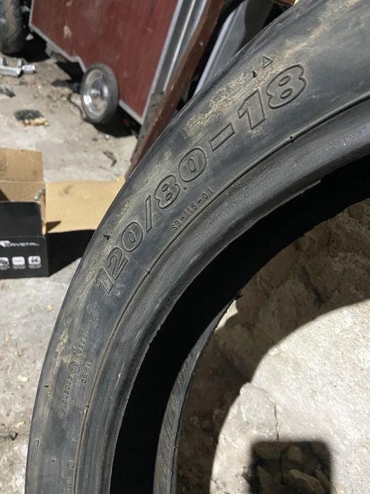 Продам дві покришки