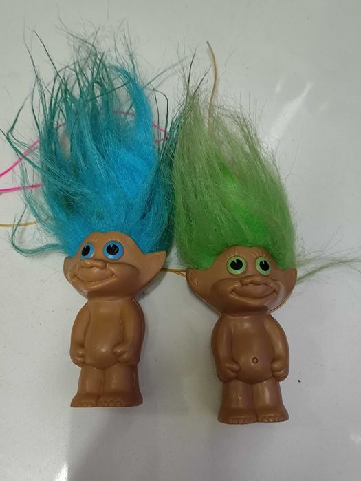 2 bonecos Troll Russ Cabelo as cores tambem colares