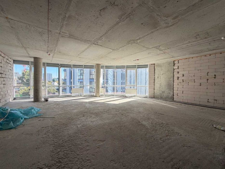Продаж  комерційного приміщення в БЦ "CRYSTAL" Центральна 21. Метро Славутич.