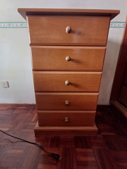 Móvel de 5 gavetas de madeira