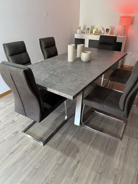 Mesa de sala com cadeiras