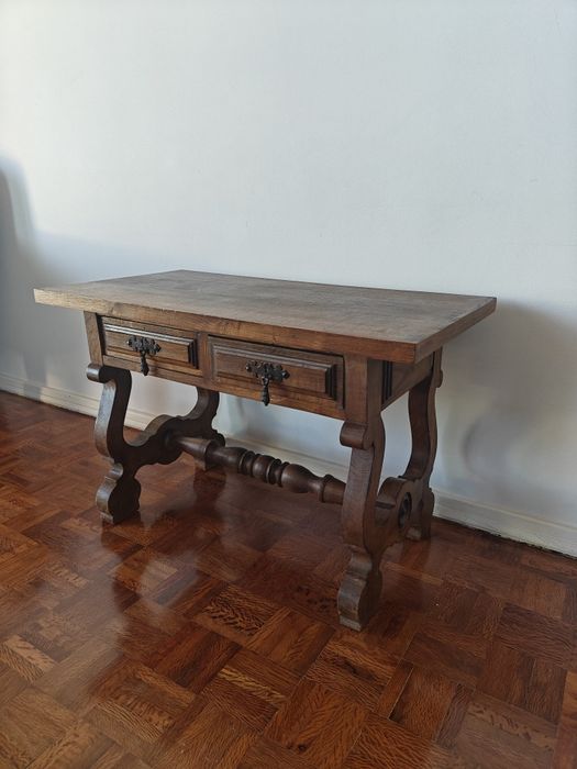 Mesa de centro com gavetas