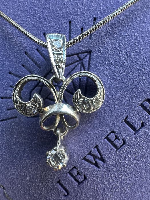 Золотая подвеска с бриллиантами