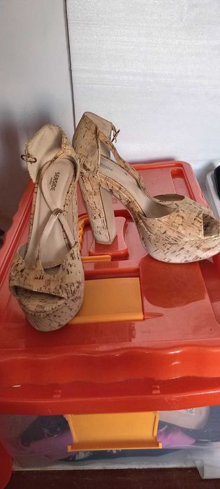 Botas e sandalias  salto alto