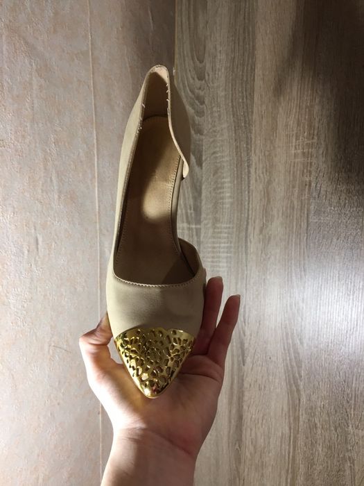 Туфлі беж з золотом