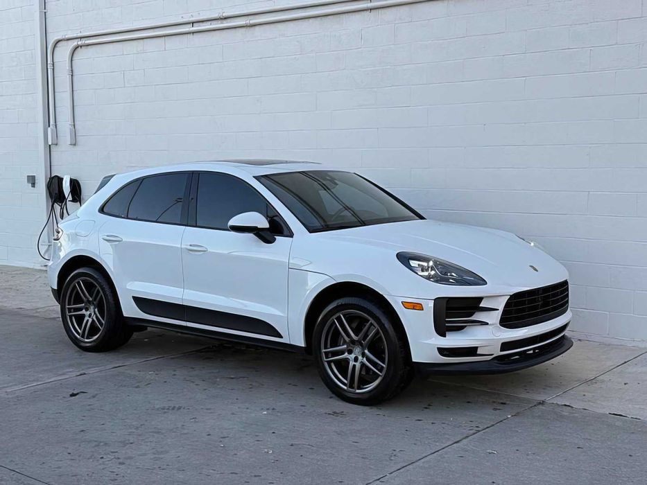 Porsche Macan      2021
