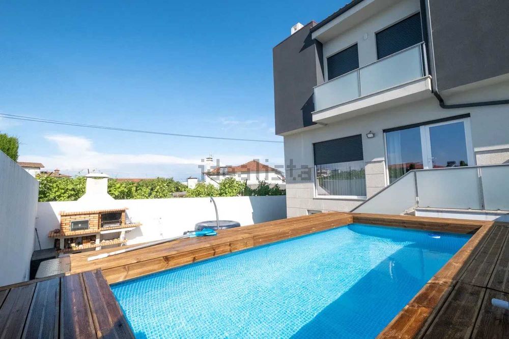 Piscina Intex 5,49 x 2,74 x 1,32 m + Bomba/Filtro de Areia