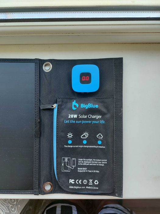 Сонячна панель BigBlue Solar Charger 28W B401. Maє чотири панелі які забезпечують хорошу роботу