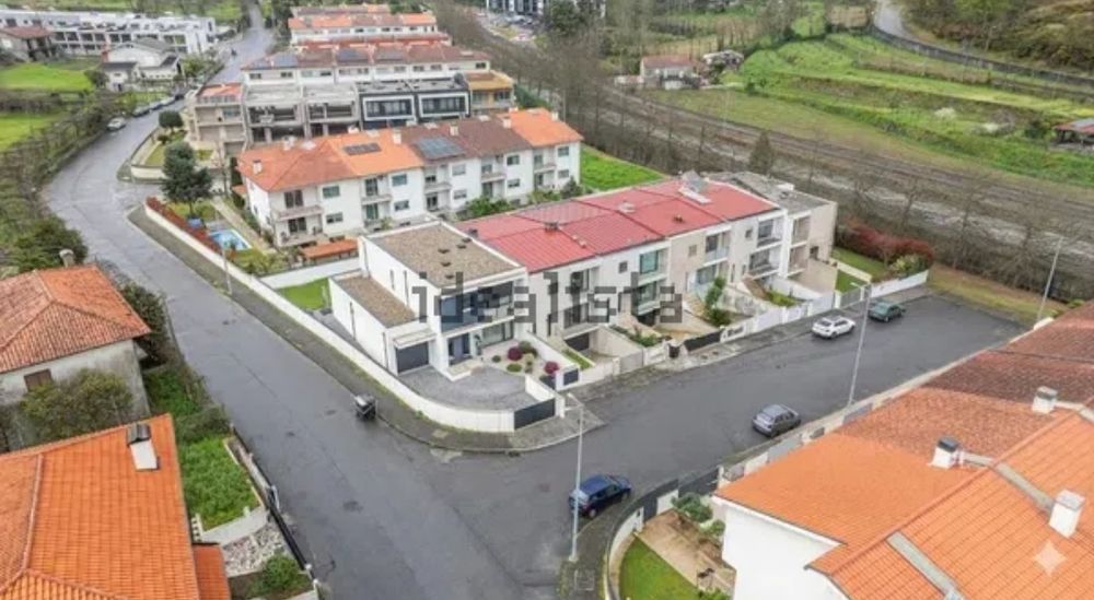 Moradia V4 Tenões Braga ( em estrutura)