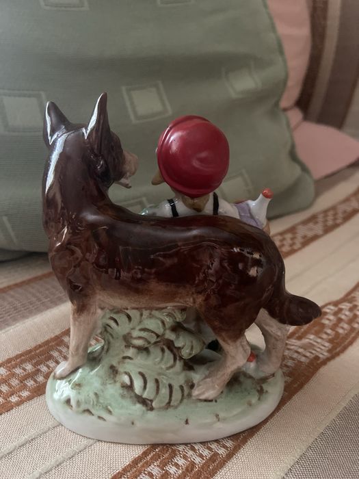 Статуетка червона шапочка