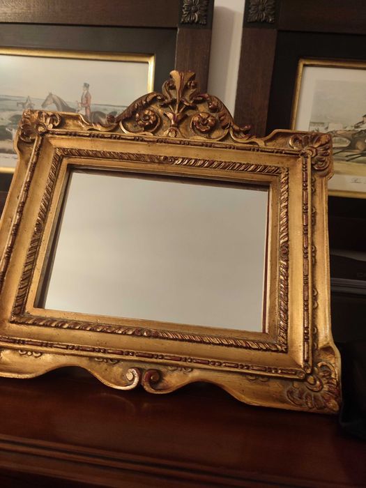 Espelho dourado suporte tipo moldura